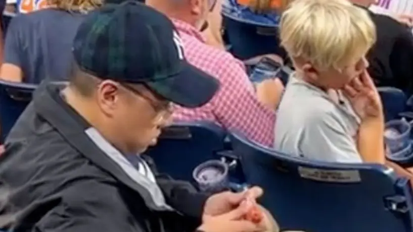 Aficionado de los Yankees se hace viral por beber cerveza con salchicha