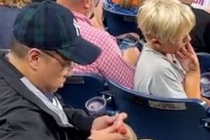 Aficionado de los Yankees se hace viral por beber cerveza con salchicha