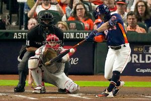 Serie Mundial: Altuve despierta con tres hits y Astros vencen a Phillies para empatar la serie