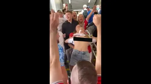 'Topless' de aficionada inglesa vuelve a ser viral en redes durante el Mundial de Qatar 2022