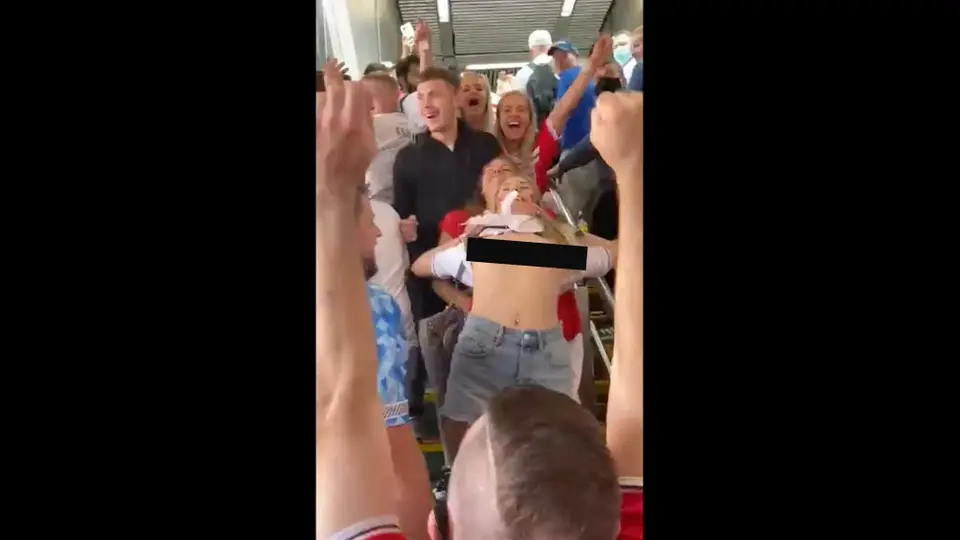 'Topless' de aficionada inglesa vuelve a ser viral en redes durante el Mundial de Qatar 2022