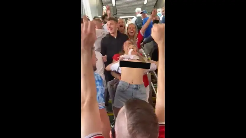 'Topless' de aficionada inglesa vuelve a ser viral en redes durante el Mundial de Qatar 2022