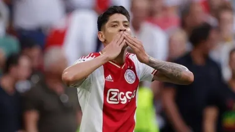 DT del Ajax destacó liderazgo de Edson Álvarez: 'Con el carácter que tiene se vuelve pieza importante'