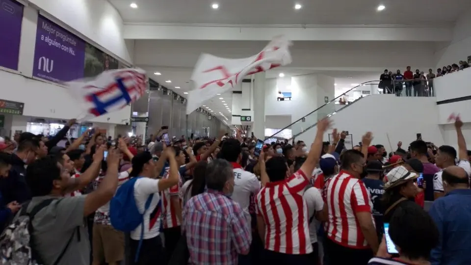 Chivas: Afición rojiblanca llenó el aeropuerto de la CDMX para recibir a su equipo