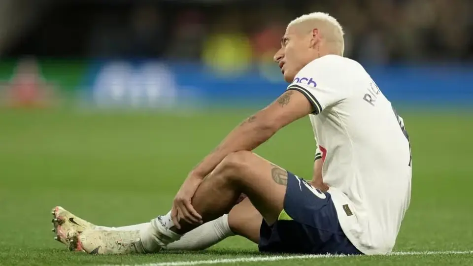 Qatar 2022: Richarlison sale en muletas tras lesionarse y prende las alarmas en Brasil