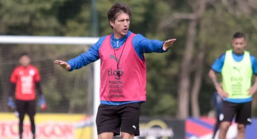 Guillermo Barros Schelotto durante un entrenamiento de Paraguay | TWITTER: @Albirroja