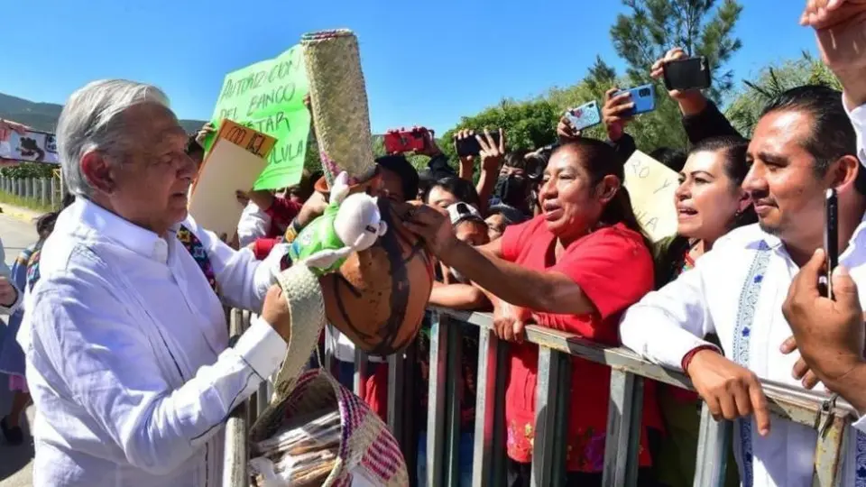 AMLO: Recibió peluche del Dr. Simi en su visita a Oaxaca