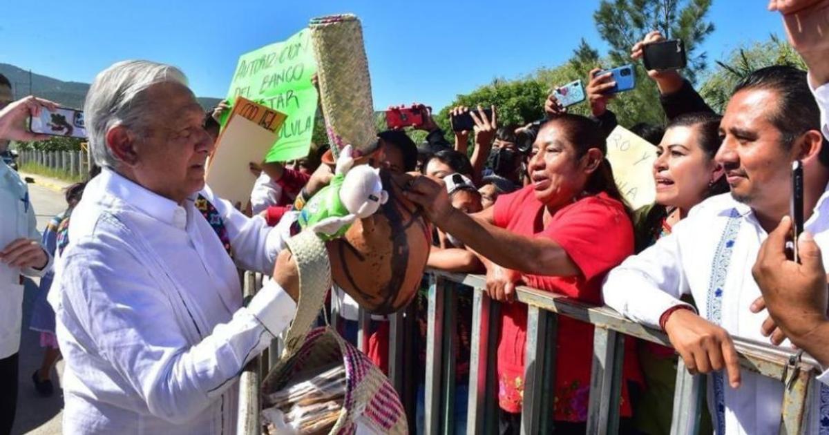 AMLO: Recibió peluche del Dr. Simi en su visita a Oaxaca | RÉCORD