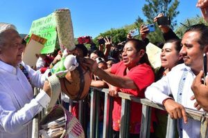 AMLO: Recibió peluche del Dr. Simi en su visita a Oaxaca