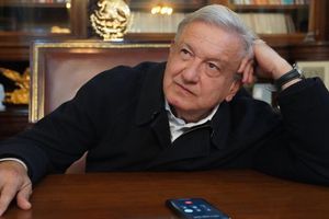 AMLO: Mujer protestó contra el presidente durante vuelo comercial