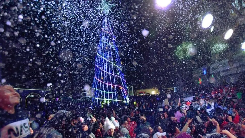 Con espectáculo de drones, enciende árbol de navidad de Atizapán