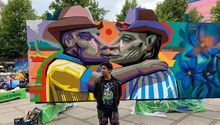 Dinamarca: Artista pintó beso entre hombres aficionados de Tigres y Rayados