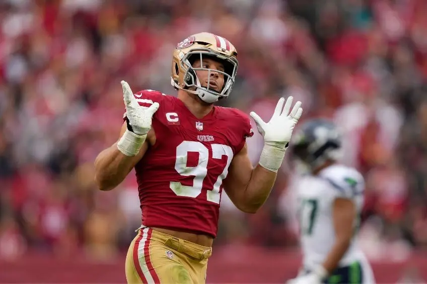 Nick Bosa durante un partido de los 49ers l AP