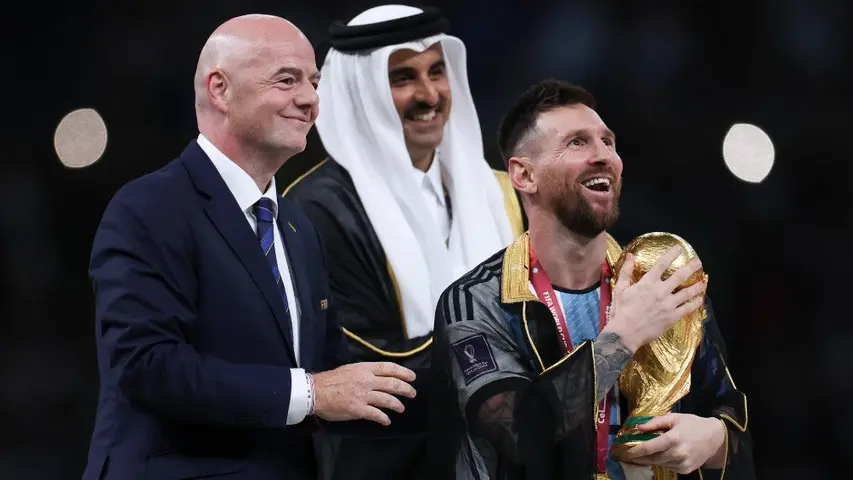 Gianni Infantino junto con Messi en la ceremonia de premiación en Qatar 2022 | XINHUA