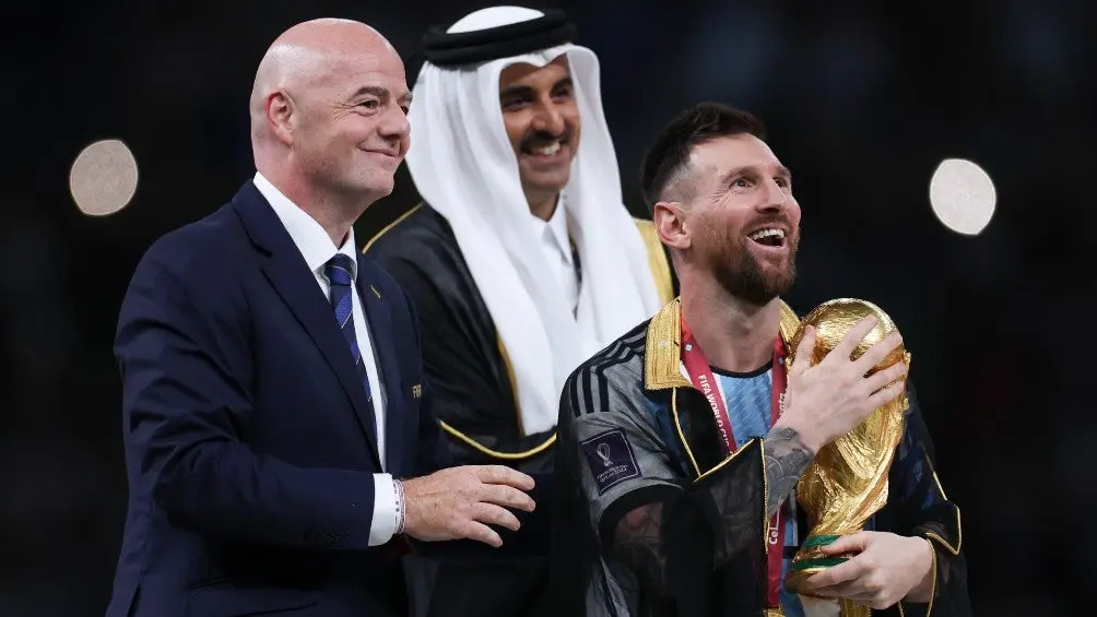 Gianni Infantino junto con Messi en la ceremonia de premiación en Qatar 2022 | XINHUA