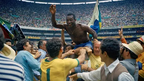 Pelé seguirá hospitalizado por infección respiratoria