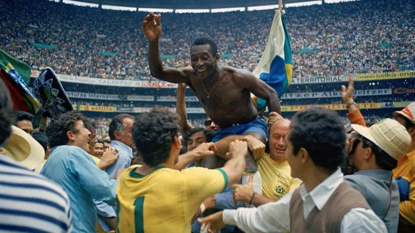 Pelé festeja la coronación de Brasil en el Mundial de 1970 en el Estadio Azteca | AP