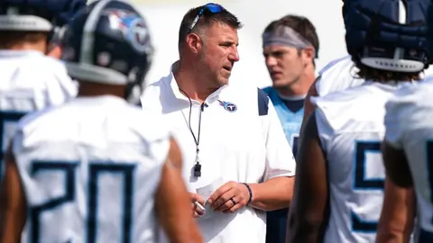 NFL: Ben Jones bañó a Mike Vrebel, coach de Titans, con talco para bebés por su cumpleaños