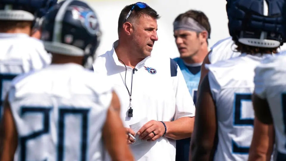NFL: Ben Jones bañó a Mike Vrebel, coach de Titans, con talco para bebés por su cumpleaños
