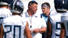 NFL: Ben Jones bañó a Mike Vrebel, coach de Titans, con talco para bebés por su cumpleaños