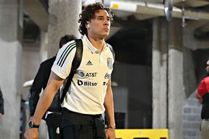 Memo Ochoa bromeó con jugador mexicano de los 49ers: "Para pateador sigo disponible"