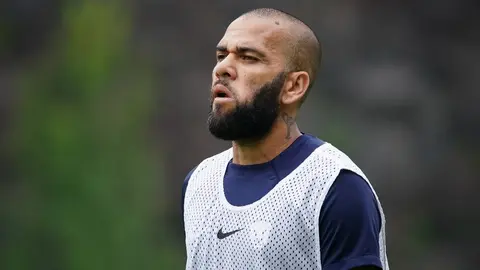 Dani Alves negó presentar una lesión grave: 'Sólo por precaución no viajo'