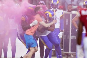 NFL: Linebacker de Rams derribó a espontáneo que ingresó al campo durante juego ante 49ers