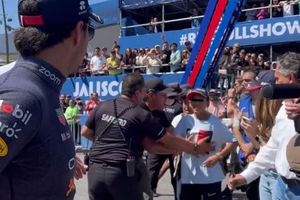 Checo Pérez: Tuvo gesto con un niño fanático que era seguido por equipo de seguridad