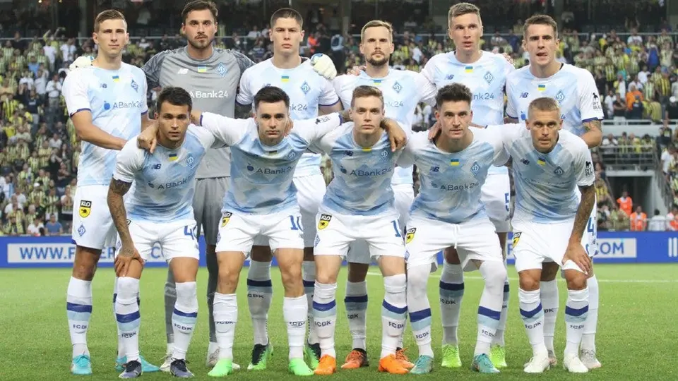 Video: Fans del Fenerbahce corean nombre de Vladimir Putin en partido ante Dinamo Kiev