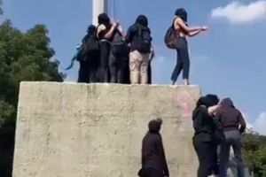 UNAM: Grupo de jóvenes realizaron protesta en Rectoría; quemaron la bandera monumental