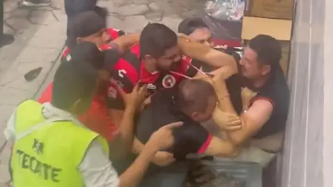 Xolos vs Chivas: Hubo bronca entre aficionados de Tijuana