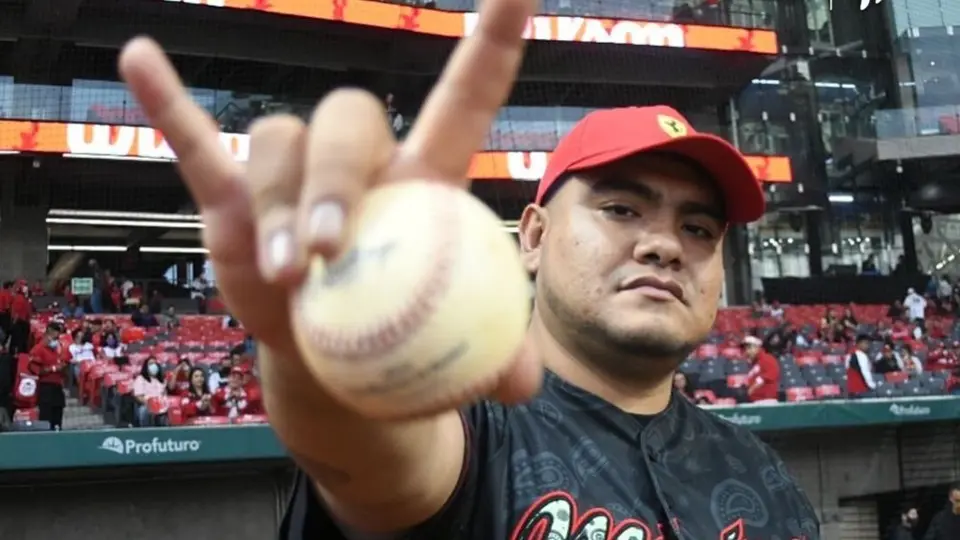 Aczino lanzó la primera pelota en el juego entre Diablos y Tigres