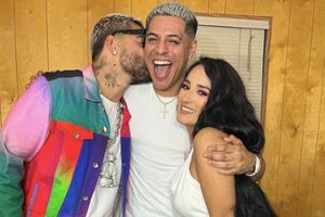 Eduin Caz, de Grupo Firme, guarda la lencería que le arrojan, asegura su esposa