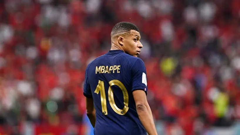 Francia vs Marruecos: Mbappé auxilió a fanático tras darle un pelotazo en el calentamiento