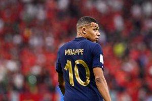Francia vs Marruecos: Mbappé auxilió a fanático tras darle un pelotazo en el calentamiento