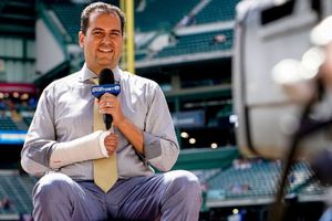 Conductor de los Dodgers sufrió fracturas tras lanzarse de un tobogán en transmisión