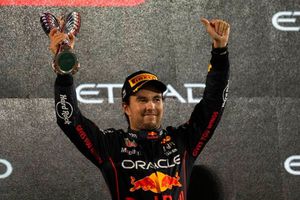 Checo Pérez: Una mala gestión de neumáticos le quitó el subcampeonato, dicen medios internacionales