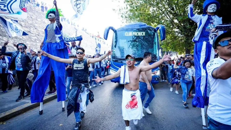 Pachuca: Aficionados realizaron pasillo al autobús del equipo en su llegada al Hidalgo