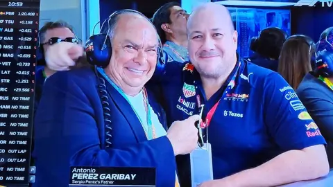 GP de México: Alfaro, 'gober' de Jalisco, disfrutó el paddock de Red Bull con el papá de Checo