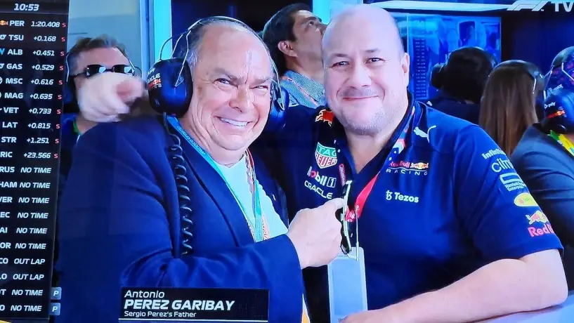 GP de México: Alfaro, 'gober' de Jalisco, disfrutó el paddock de Red Bull con el papá de Checo