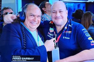 GP de México: Alfaro, 'gober' de Jalisco, disfrutó el paddock de Red Bull con el papá de Checo