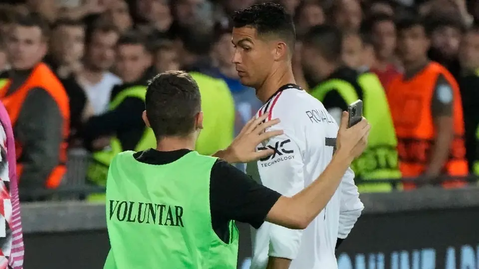 Cristiano Ronaldo: Acusado de conducta violenta por golpear mano de un aficionado