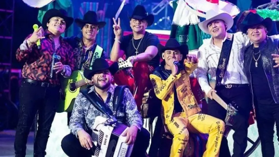 Grupo Firme: Fans saltaron vallas y seguridad para apartar lugar cerca del escenario en el Zócalo