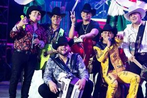 Grupo Firme: Fans saltaron vallas y seguridad para apartar lugar cerca del escenario en el Zócalo