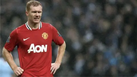 A Paul Scholes no le gustó nada el lujo de Antony: "Necesita que lo golpeen fuerte en el campo"