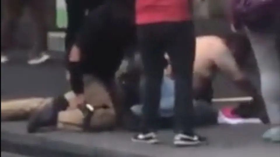 CDMX: Asalto en Centro Histórico deja tres heridos tras balacera; ciudadanos golpean a delincuente