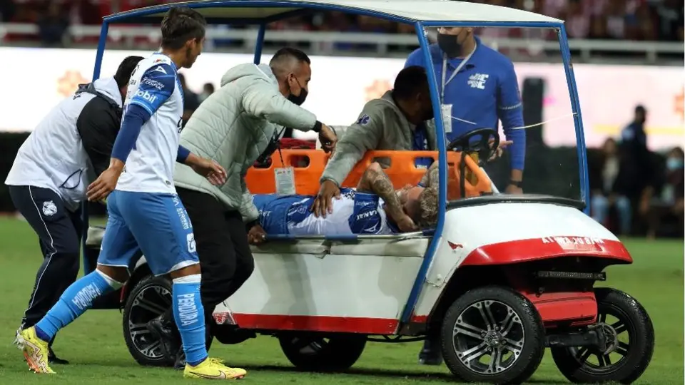 Chivas vs Puebla: Gustavo Ferrareis sufrió escalofriante lesión; su tobillo se quebró