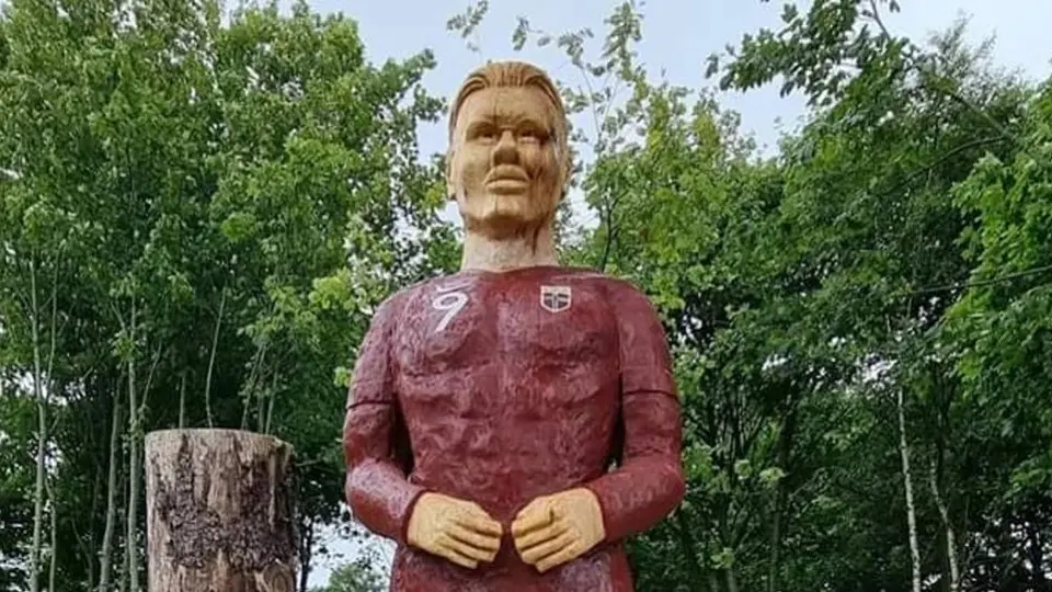 Aficionado robó la estatua de Haaland usando una grúa; argumenta que no se parece
