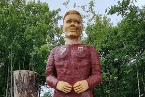 Aficionado robó la estatua de Haaland usando una grúa; argumenta que no se parece