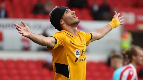 Raúl Jiménez salió lesionado en el calentamiento del Wolverhampton